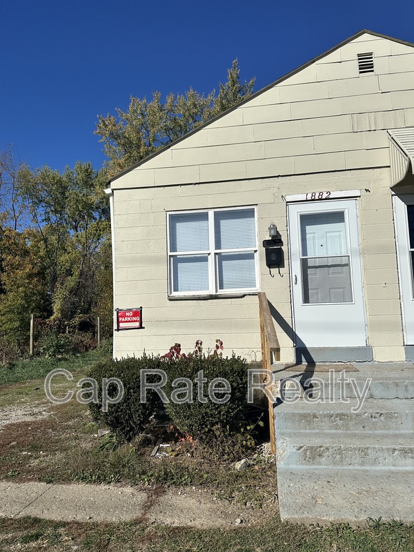 Columbus House: 1882 E Hudson St