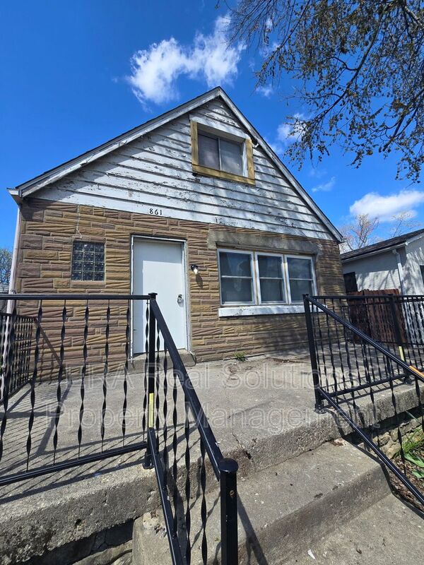 Columbus House: 861 Bassett Avenue