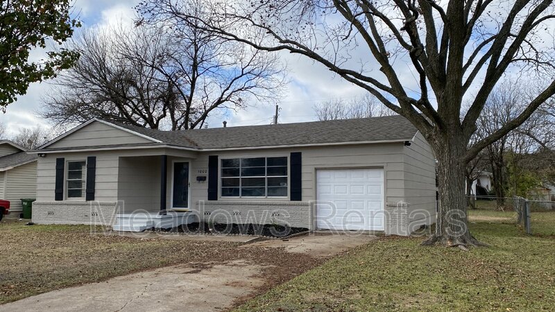 Waco House: 1000 N 61st St