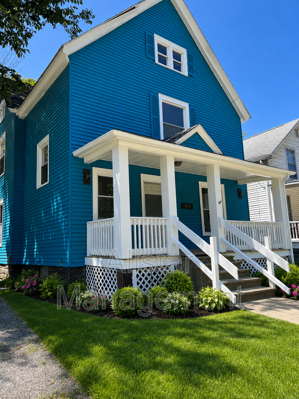 Elyria House: 915 East Avenue