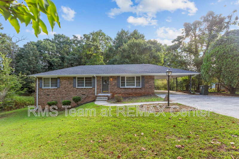 Snellville House: 1834 Dogwood Ct