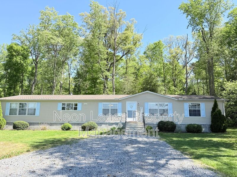 Greenwood House: 5000 Flyaway Lane
