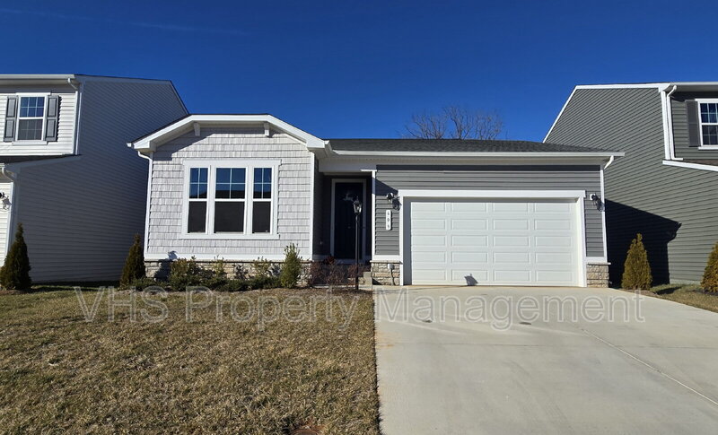 Orange House: 609 Clover Ln