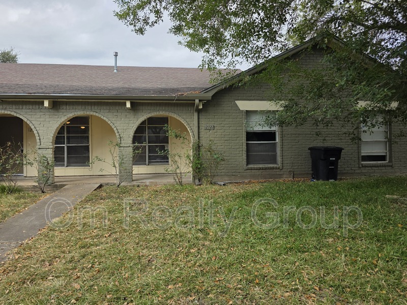 Houston House: 12722 Shannon Hills Dr,