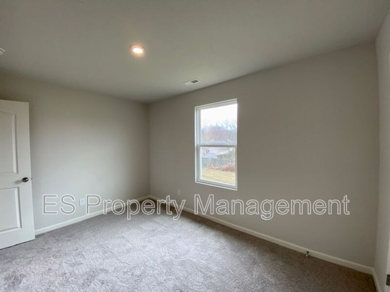 Fantastic 5 Bedroom 3 Bathroom in Muncie! - Photo 29