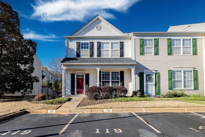 Greer Townhome: 119 Waterford Park Dr