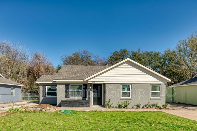 River Oaks House: 636 Schieme St