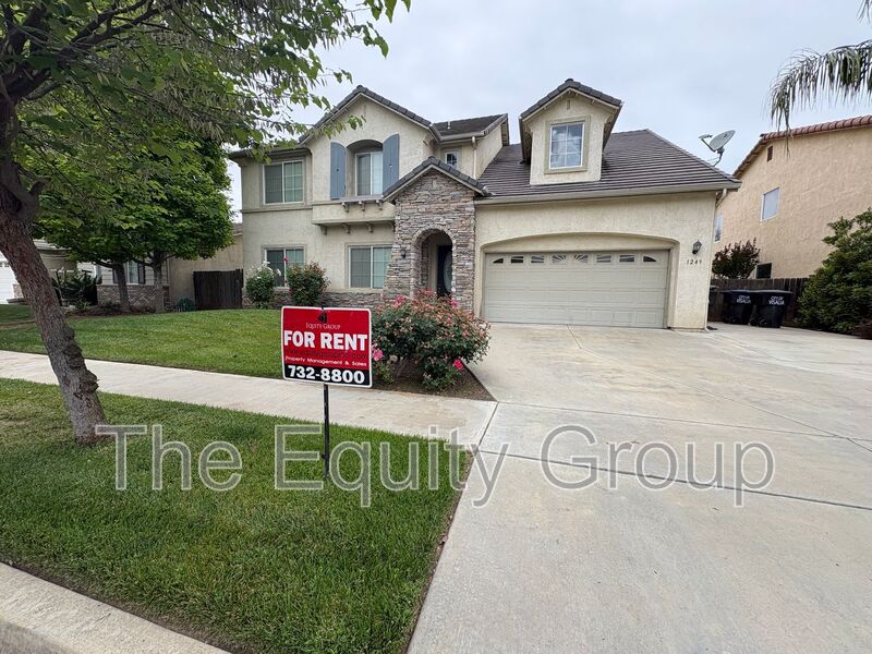 VIsalia House: 1249 North Julieann Court