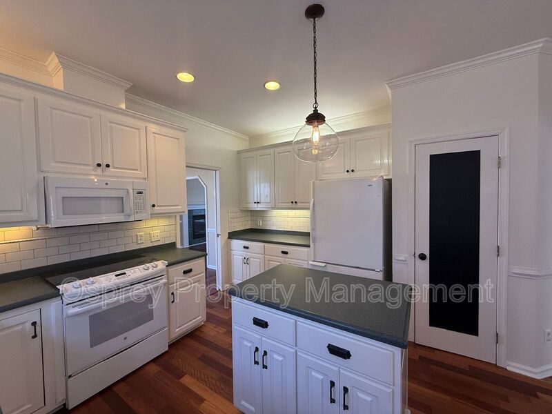 Spacious 3-Bedroom Home in Burbage Grant! "ASK ABOUT OUR ZERO DEPOSIT" - Photo 3