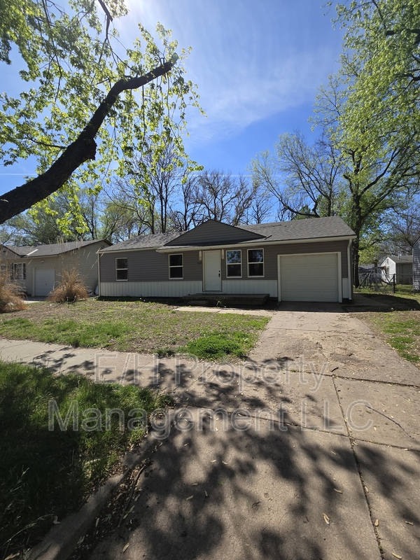 Wichita House: 1121 Luther East