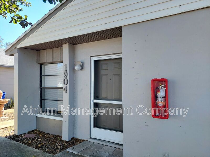 Lakeland House: 1904 Crystal Grove Dr