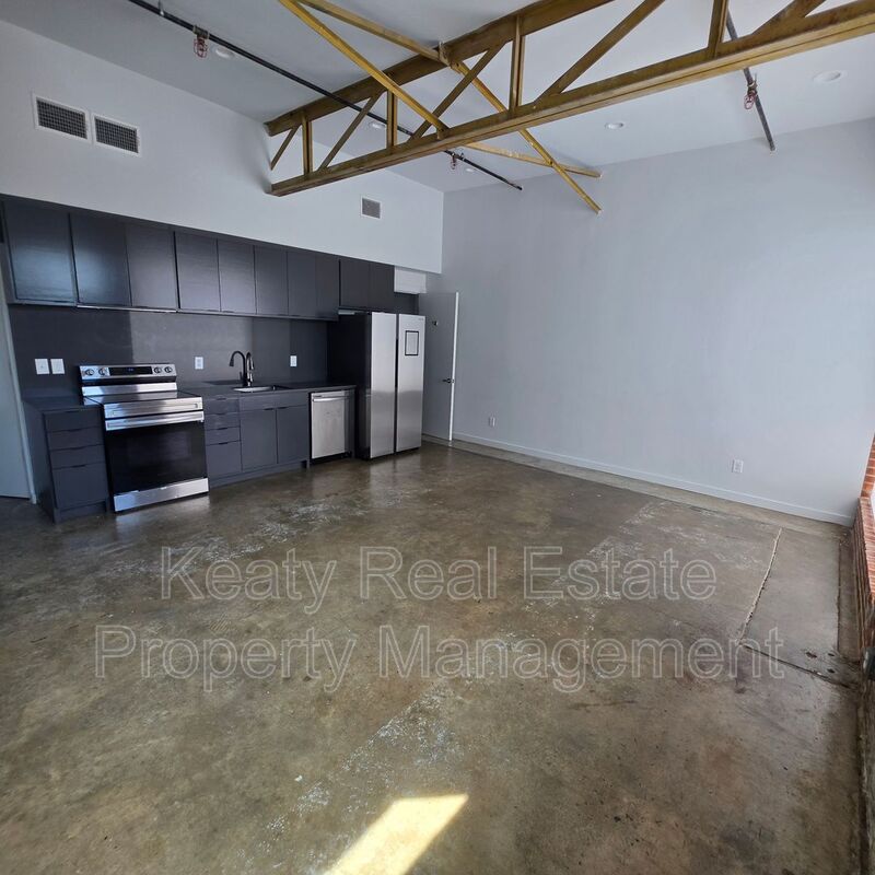Lafayette House: 136 E Cypress St