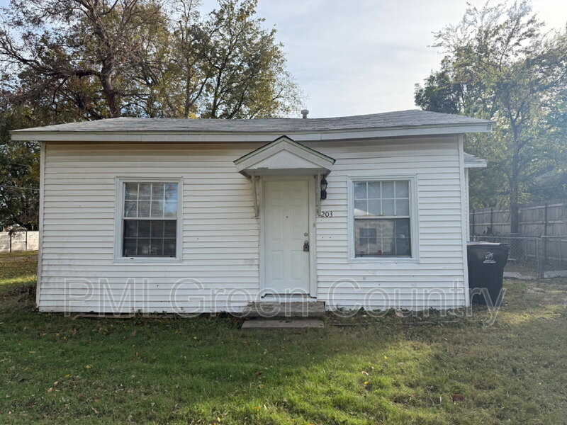 Broken Arrow House: 203 W Knoxville St