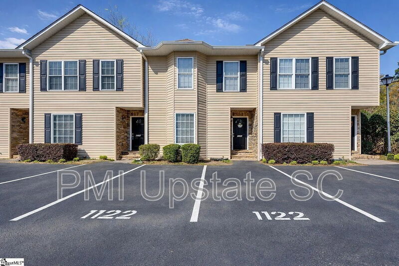 Taylors Townhome: 1122 E Lee Rd