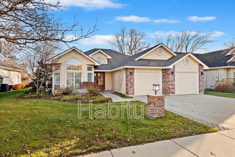 Eagle House: 393 East Trailside Drive