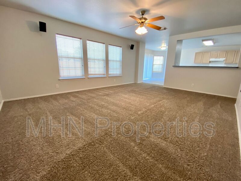 Large and Lovely3 bed/2.5 bath 2-story, right in the heart of new Braunfels, off 35-S and Seguin Avenue! - Photo 10
