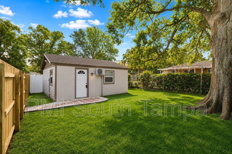 Tampa Townhome: 2108 W St Louis St