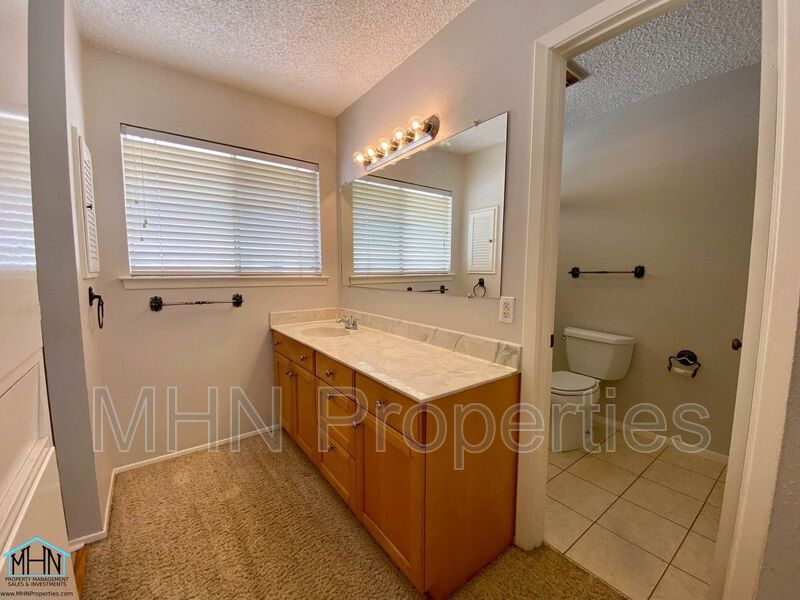Cozy 2 bed/2 bath condo in a secluded area, near Alamo Heights, and close local to highways and so much more! - Preview 19