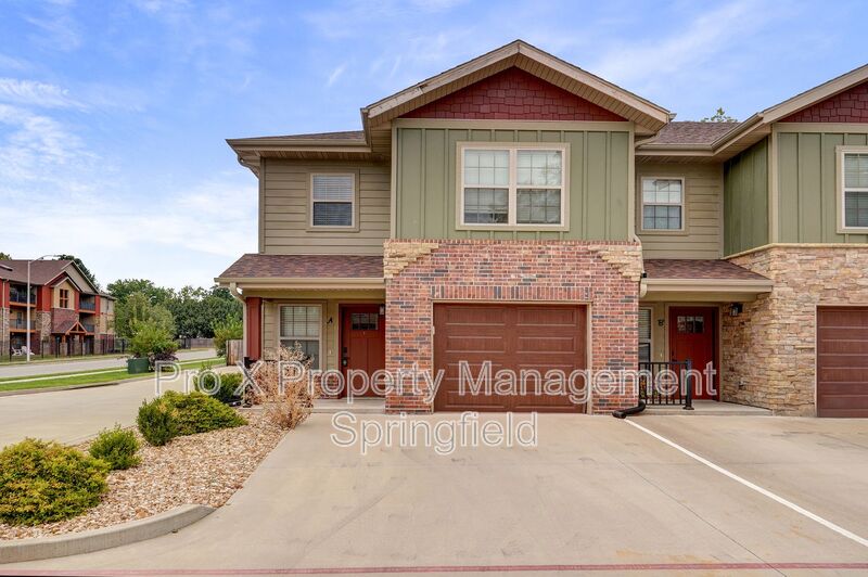 Springfield Townhome: 1302 S Lexington
