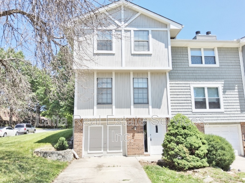 Blue Springs Townhome: 410 NW 3rd St