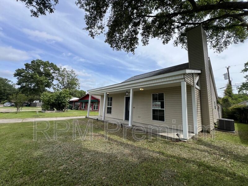 Denham Springs House: 8725 Fairoaks St