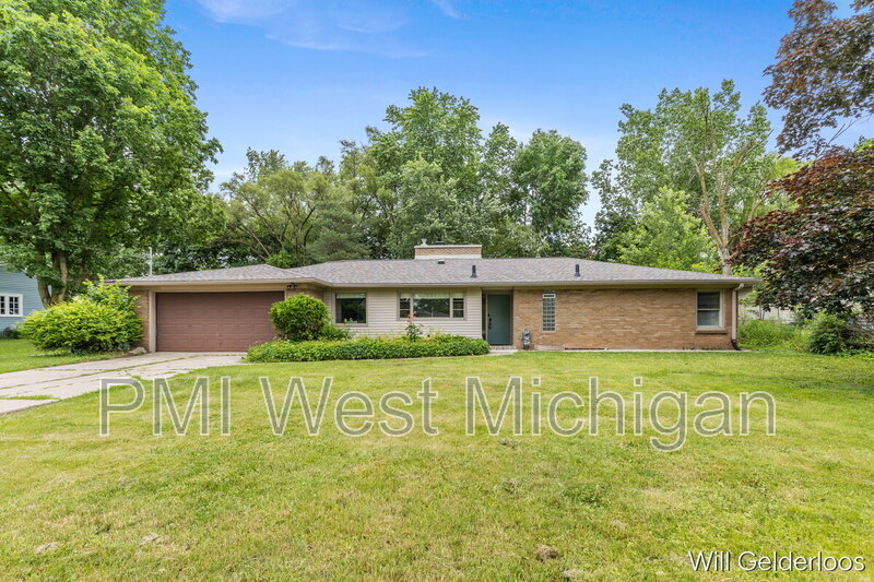 Grand Rapids House: 1938 Woodlawn Ave SE