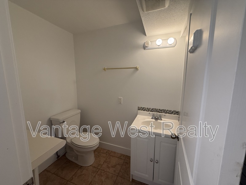 Kelowna House: 3-907B Sutherland Ave