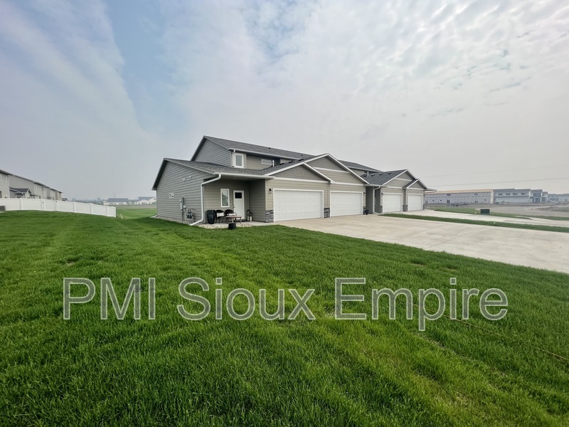 Sioux Falls Townhome: 5510 E Lebridge st
