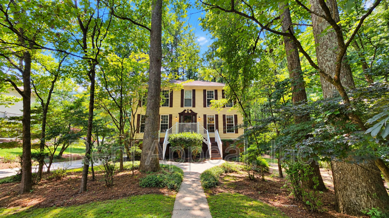 Alpharetta House: 310 Milesford Ct.