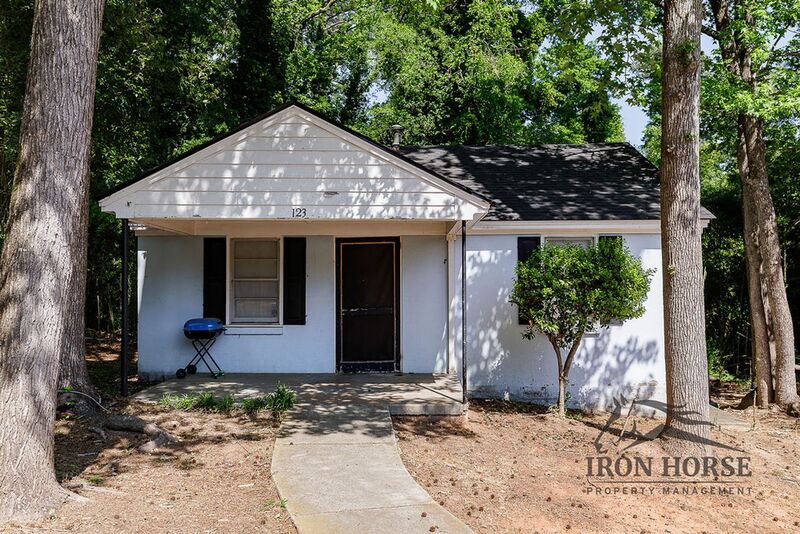 Athens House: 123 Hollie St