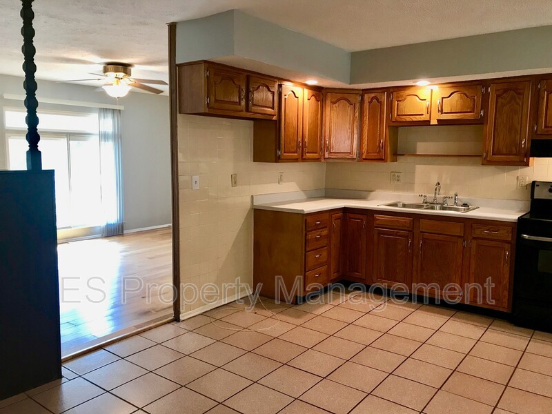 Beautiful 4 Bedroom 1.5 Bathroom Ranch Style Home in Lawrence! - Photo 36