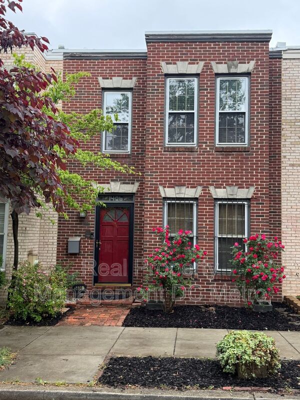 Washington House: 1406 Carrollsburg Pl SW