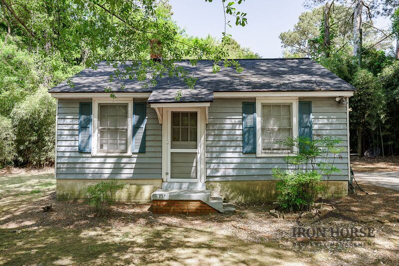 Athens House: 99 Hollie St