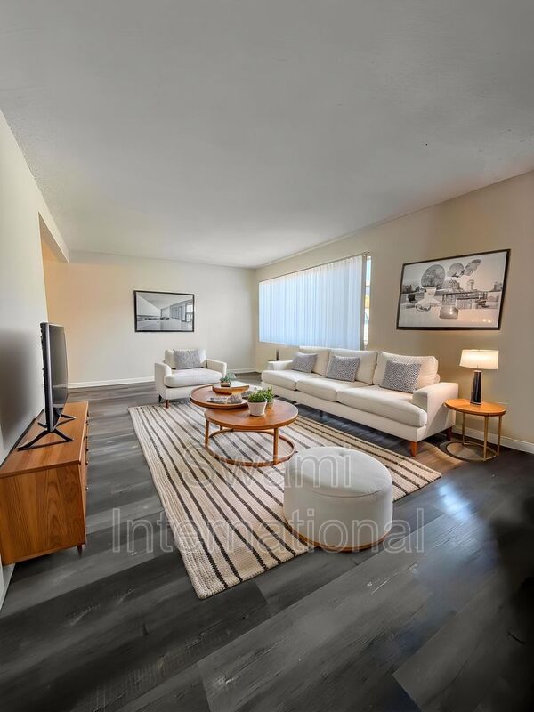 Hawthorne House: 13614 Doty Avenue