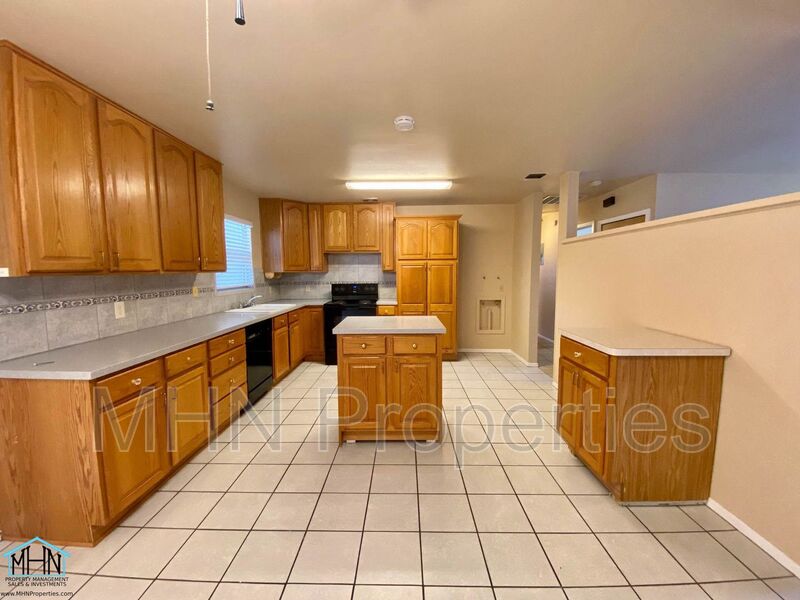 Cozy and bright! 4 bed/2 bath home located near Lackland AFB - Photo 5
