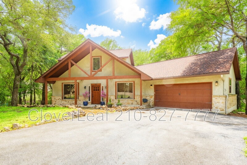 New Braunfels House: 1025 Flaming Oak Dr