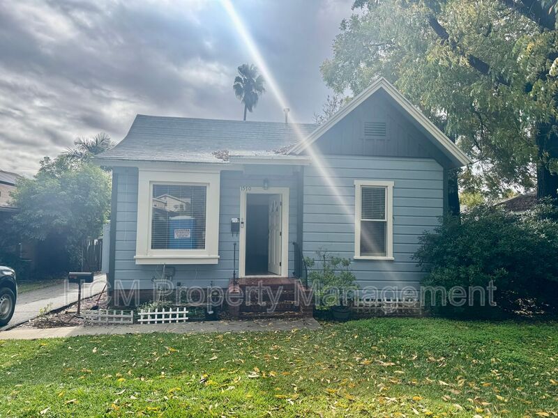 Pasadena House: 1570 Locust St