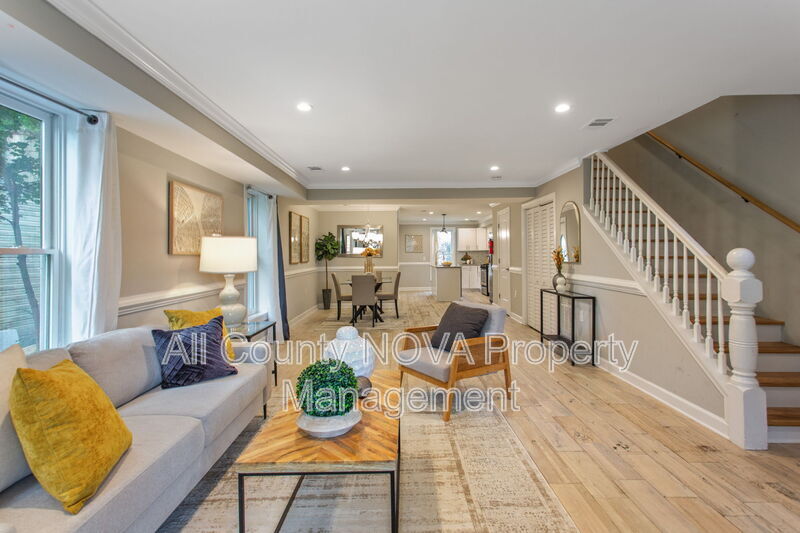Washington House: 2217 14th St SE