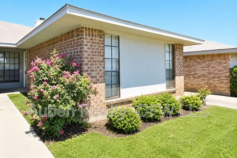 Duncanville House: 1915 Spindletop Drive