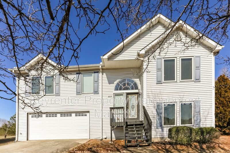 Douglasville House: 6815 WOOD GATE WAY