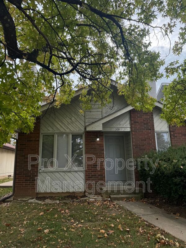 Nixa House: 300 W Streamside Ct