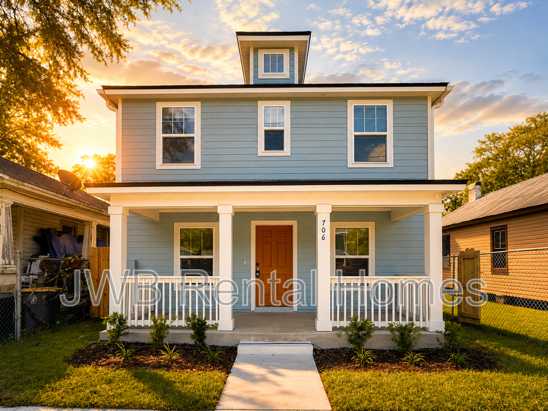 Jacksonville House: 706 5th St E