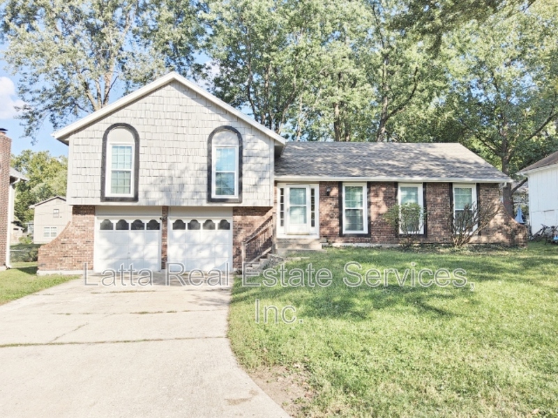 Blue Springs House: 1100 SW 16th St