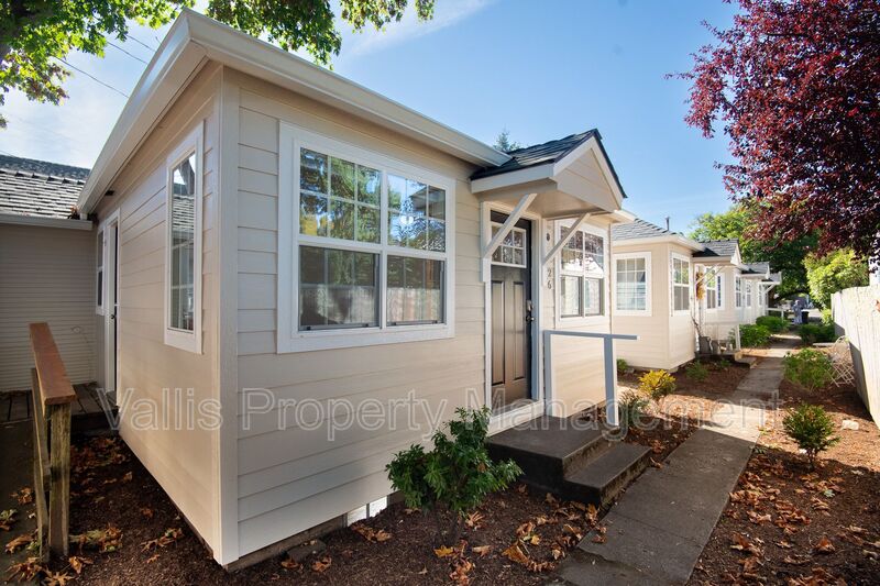 Salem House: 526 19th Street NE