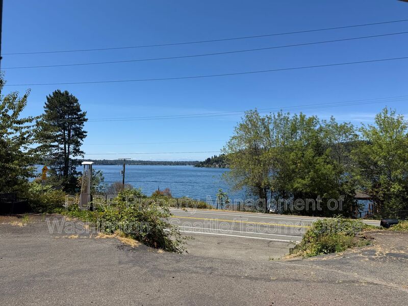 Renton Condo: 3306 Lake Washington Blvd N