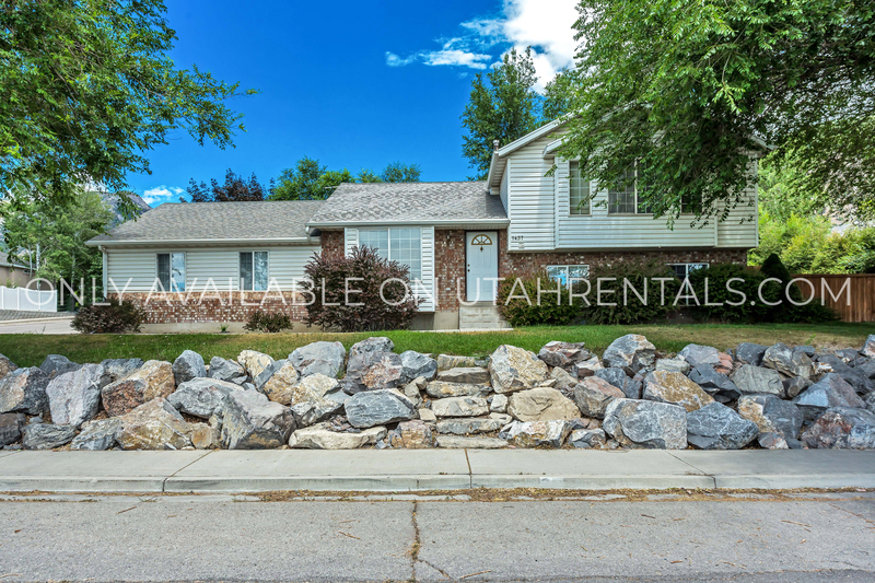 Pleasant Grove House: 1437 E Murdock Dr
