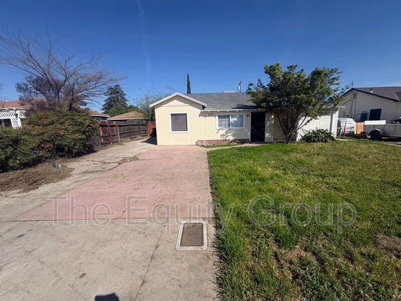 Visalia House: 212 West Feemster Ave