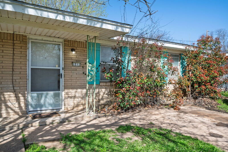 Mineral Wells House: 1211 NW 3rd Avenue