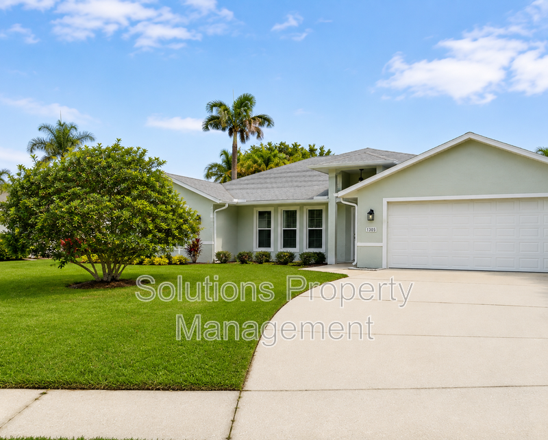 Melbourne House: 1305 Ambra Dr