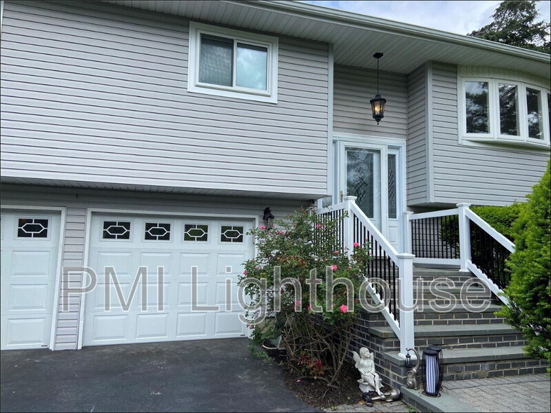 Ronkonkoma House: 2077 Feuereisen Ave